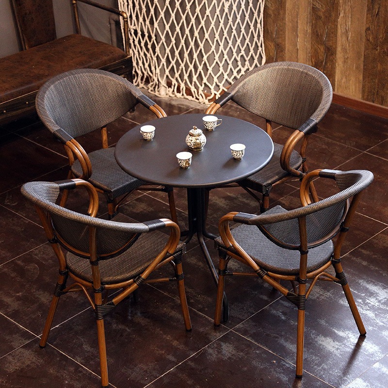 Outdoor Furniture Table And Chairs - Conjunto de Mesa y Sillas para